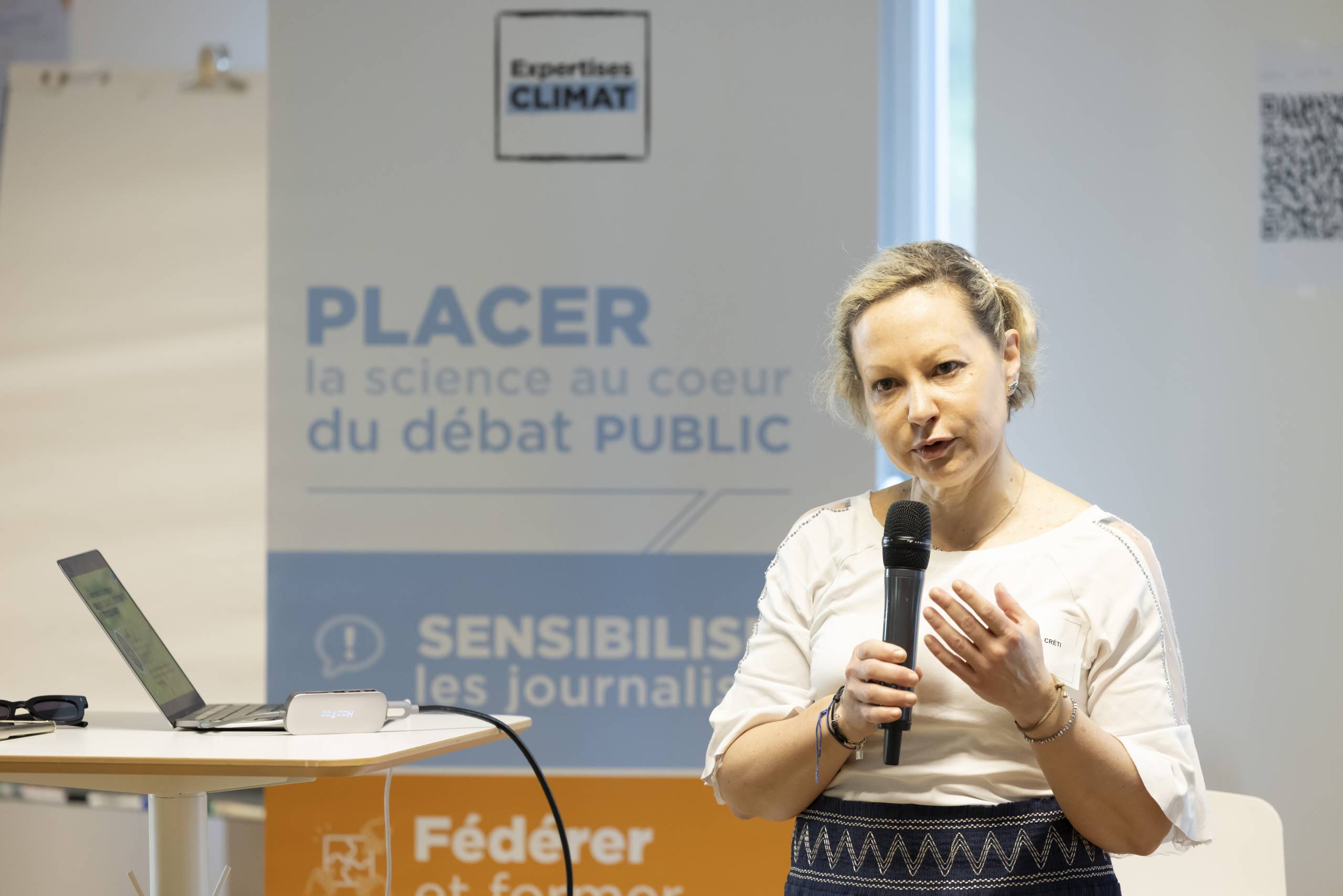 Anna Creti, présidente d'Expertises Climat, prend la parole pendant l'AG de l'association en juin 2025
